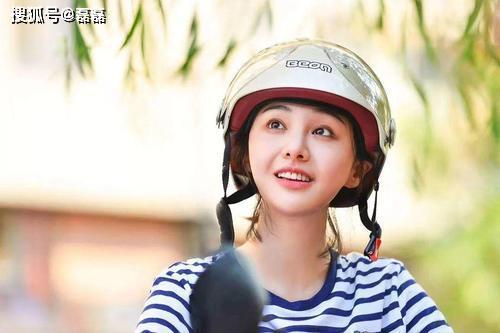 娱乐吃瓜女配角色,从娱乐吃瓜女配到闪耀明星的华丽蜕变  第1张