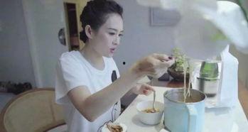 娱乐吃瓜酱女生熬夜,娱乐吃瓜酱女生的生活日常  第3张