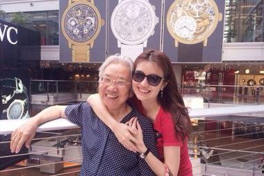 娱乐吃瓜老奶奶视频,老奶奶吃瓜视频背后的故事  第2张