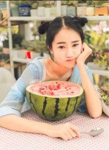 娱乐吃瓜酱还伞,揭秘明星遮阳伞背后的时尚风云  第2张