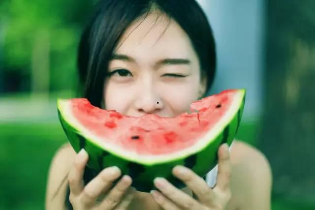 娱乐吃瓜酱还伞,揭秘明星遮阳伞背后的时尚风云  第3张