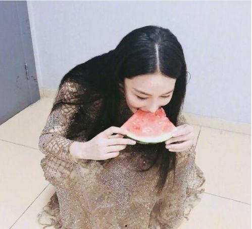 娱乐吃瓜酱白衣服,娱乐吃瓜酱带你揭秘娱乐圈幕后风云 第1张 娱乐吃瓜酱白衣服,娱乐吃瓜酱带你揭秘娱乐圈幕后风云 第1张